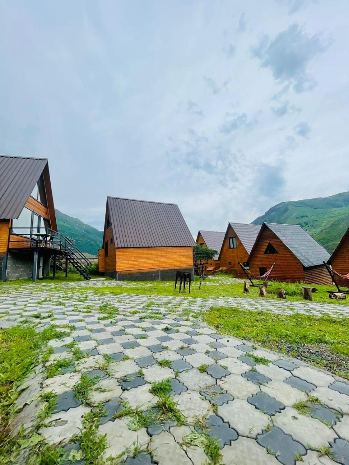 Guesthouse Elli & Cottages Kazbegi Esterno foto